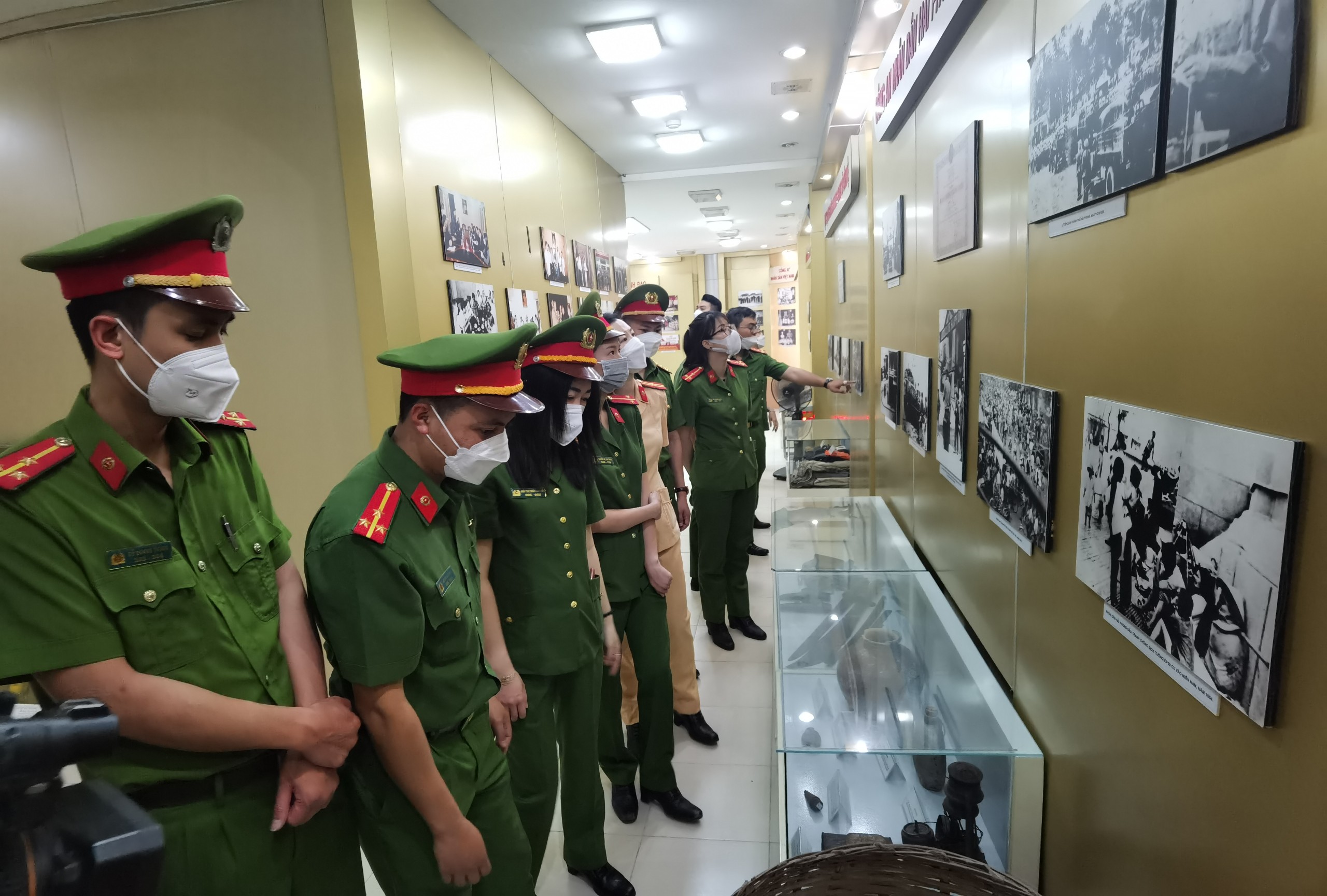 Khối Cảnh sát nhân dân – CATP: Báo công dâng Bác tại Khu lưu niệm Sáu điều Bác Hồ dạy CAND